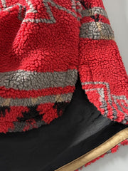 製品画像: ヴィンテージトライバルパターン シープボアシャツの正面画像、トライバルパターンが際立つデザイン。
詳細画像: シープボア素材とトライバルパターンのディテール画像、ヴィンテージ感を強調。