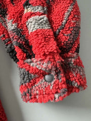 製品画像: ヴィンテージトライバルパターン シープボアシャツの正面画像、トライバルパターンが際立つデザイン。
詳細画像: シープボア素材とトライバルパターンのディテール画像、ヴィンテージ感を強調。