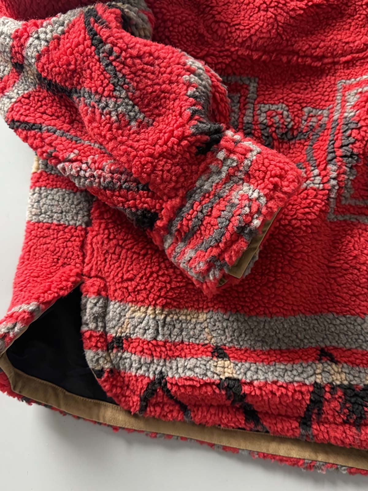 製品画像: ヴィンテージトライバルパターン シープボアシャツの正面画像、トライバルパターンが際立つデザイン。
詳細画像: シープボア素材とトライバルパターンのディテール画像、ヴィンテージ感を強調。