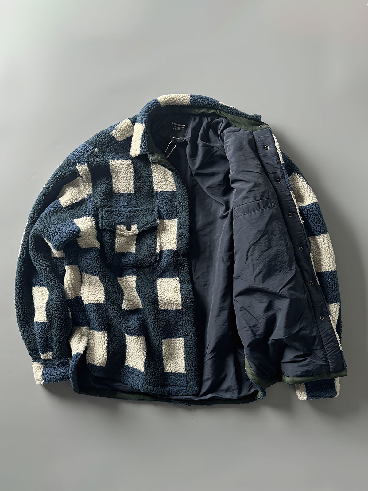 製品画像: ヴィンテージトライバルパターン シープボアシャツの正面画像、トライバルパターンが際立つデザイン。
詳細画像: シープボア素材とトライバルパターンのディテール画像、ヴィンテージ感を強調。