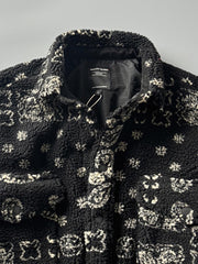 製品画像: ヴィンテージトライバルパターン シープボアシャツの正面画像、トライバルパターンが際立つデザイン。
詳細画像: シープボア素材とトライバルパターンのディテール画像、ヴィンテージ感を強調。