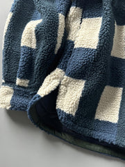 製品画像: ヴィンテージトライバルパターン シープボアシャツの正面画像、トライバルパターンが際立つデザイン。
詳細画像: シープボア素材とトライバルパターンのディテール画像、ヴィンテージ感を強調。