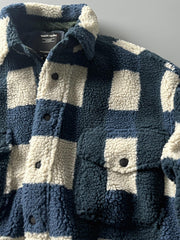 製品画像: ヴィンテージトライバルパターン シープボアシャツの正面画像、トライバルパターンが際立つデザイン。
詳細画像: シープボア素材とトライバルパターンのディテール画像、ヴィンテージ感を強調。