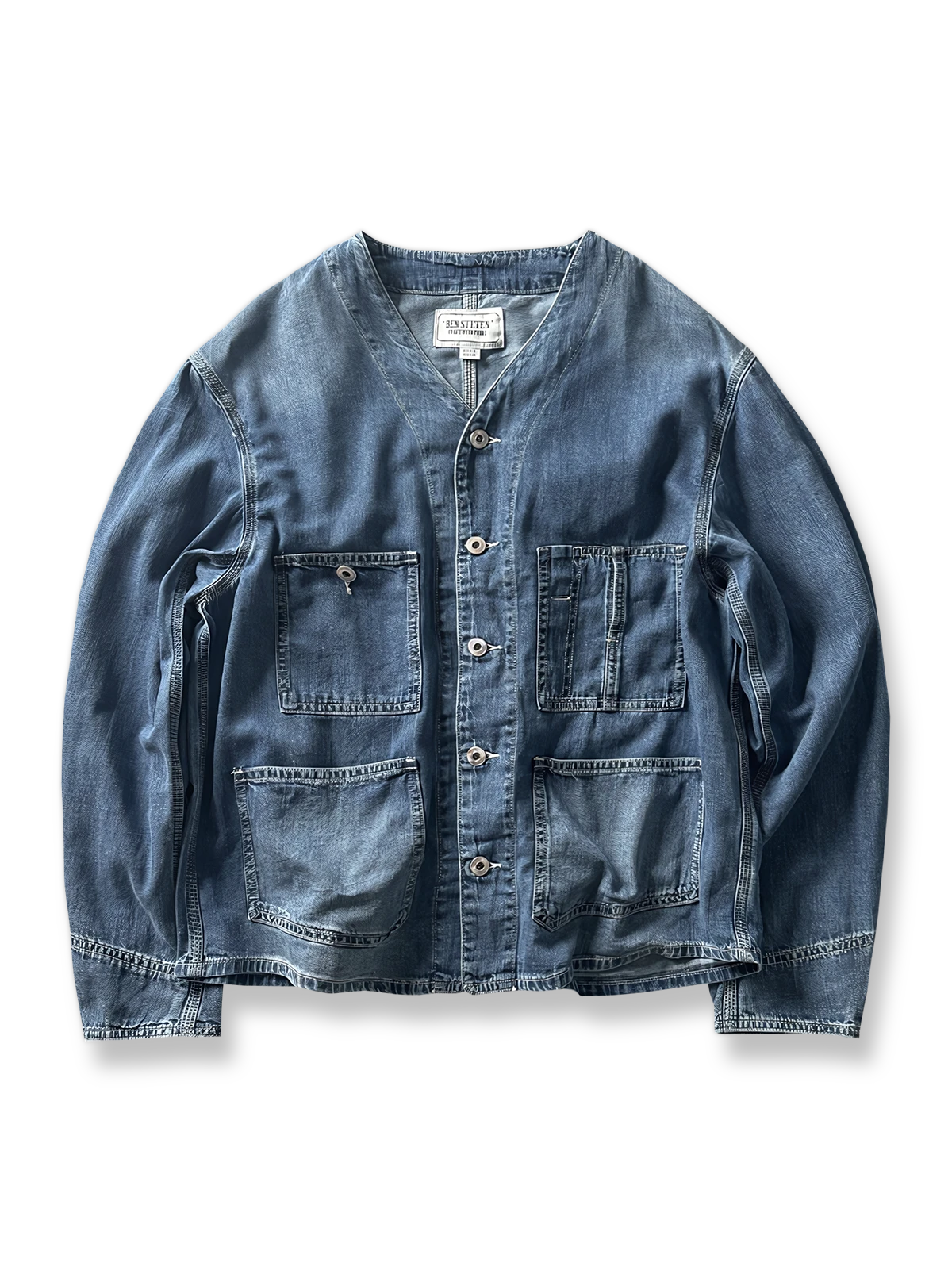 製品画像: ヴィンテージ感漂うノーカラー多ポケットデニムジャケットの正面画像、柔らかい手触りとゆったりとしたシルエットが特徴。
詳細画像: ウォッシュ加工と多ポケットデザインのディテール画像、ジャパンテイストのレトロ感を演出。