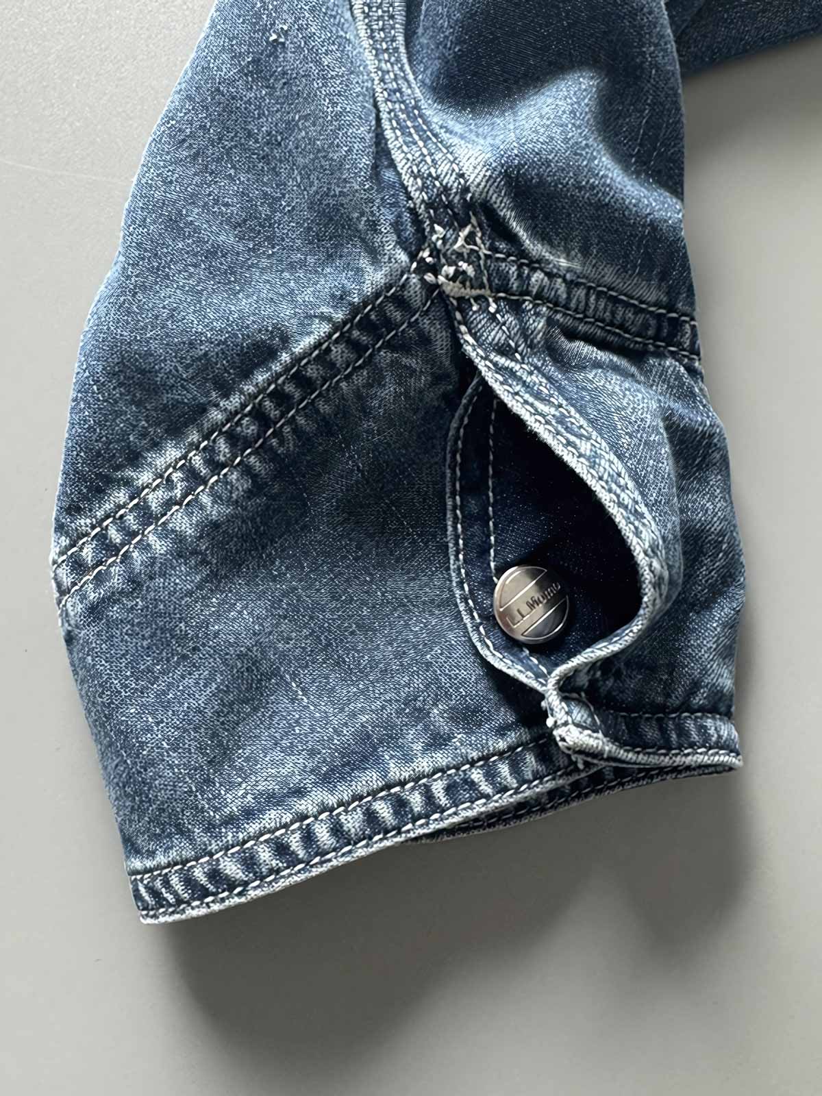 製品画像: ヴィンテージ感漂うノーカラー多ポケットデニムジャケットの正面画像、柔らかい手触りとゆったりとしたシルエットが特徴。
詳細画像: ウォッシュ加工と多ポケットデザインのディテール画像、ジャパンテイストのレトロ感を演出。