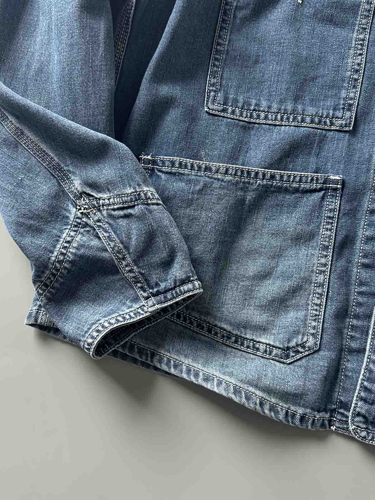 製品画像: ヴィンテージ感漂うノーカラー多ポケットデニムジャケットの正面画像、柔らかい手触りとゆったりとしたシルエットが特徴。
詳細画像: ウォッシュ加工と多ポケットデザインのディテール画像、ジャパンテイストのレトロ感を演出。