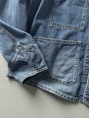 製品画像: ヴィンテージ感漂うノーカラー多ポケットデニムジャケットの正面画像、柔らかい手触りとゆったりとしたシルエットが特徴。
詳細画像: ウォッシュ加工と多ポケットデザインのディテール画像、ジャパンテイストのレトロ感を演出。