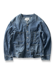 製品画像: ヴィンテージ感漂うノーカラー多ポケットデニムジャケットの正面画像、柔らかい手触りとゆったりとしたシルエットが特徴。
詳細画像: ウォッシュ加工と多ポケットデザインのディテール画像、ジャパンテイストのレトロ感を演出。