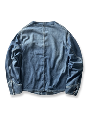 製品画像: ヴィンテージ感漂うノーカラー多ポケットデニムジャケットの正面画像、柔らかい手触りとゆったりとしたシルエットが特徴。
詳細画像: ウォッシュ加工と多ポケットデザインのディテール画像、ジャパンテイストのレトロ感を演出。
