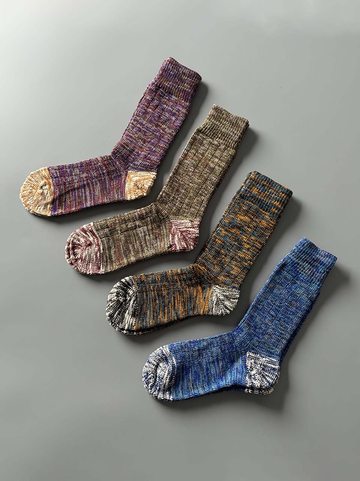 製品画像: カラーミックスヴィンテージロングソックスの5足セット展示、カジュアルで暖かいデザインが特徴。
詳細画像: カラフルなミックス糸で編まれた太糸ソックスのディテール画像、ヴィンテージ感を強調。