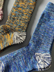 製品画像: カラーミックスヴィンテージロングソックスの5足セット展示、カジュアルで暖かいデザインが特徴。
詳細画像: カラフルなミックス糸で編まれた太糸ソックスのディテール画像、ヴィンテージ感を強調。