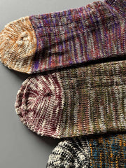 製品画像: カラーミックスヴィンテージロングソックスの5足セット展示、カジュアルで暖かいデザインが特徴。
詳細画像: カラフルなミックス糸で編まれた太糸ソックスのディテール画像、ヴィンテージ感を強調。