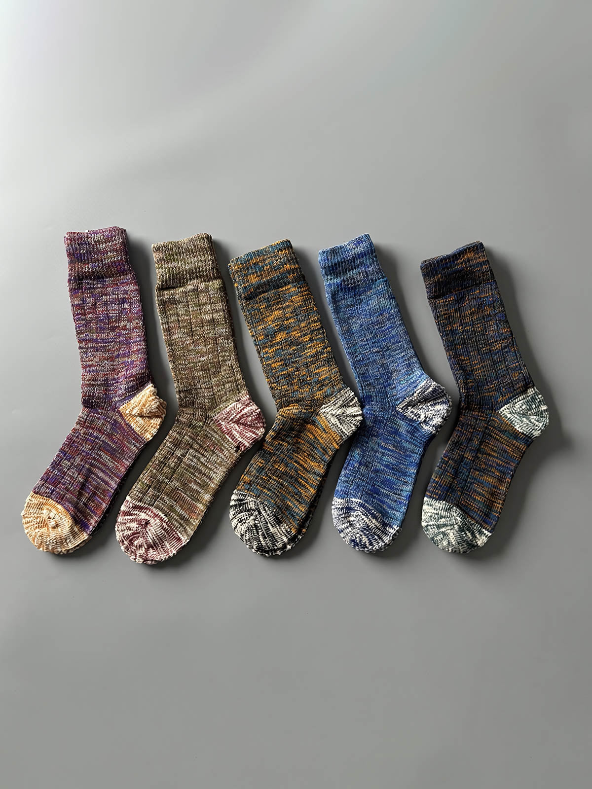 製品画像: カラーミックスヴィンテージロングソックスの5足セット展示、カジュアルで暖かいデザインが特徴。
詳細画像: カラフルなミックス糸で編まれた太糸ソックスのディテール画像、ヴィンテージ感を強調。