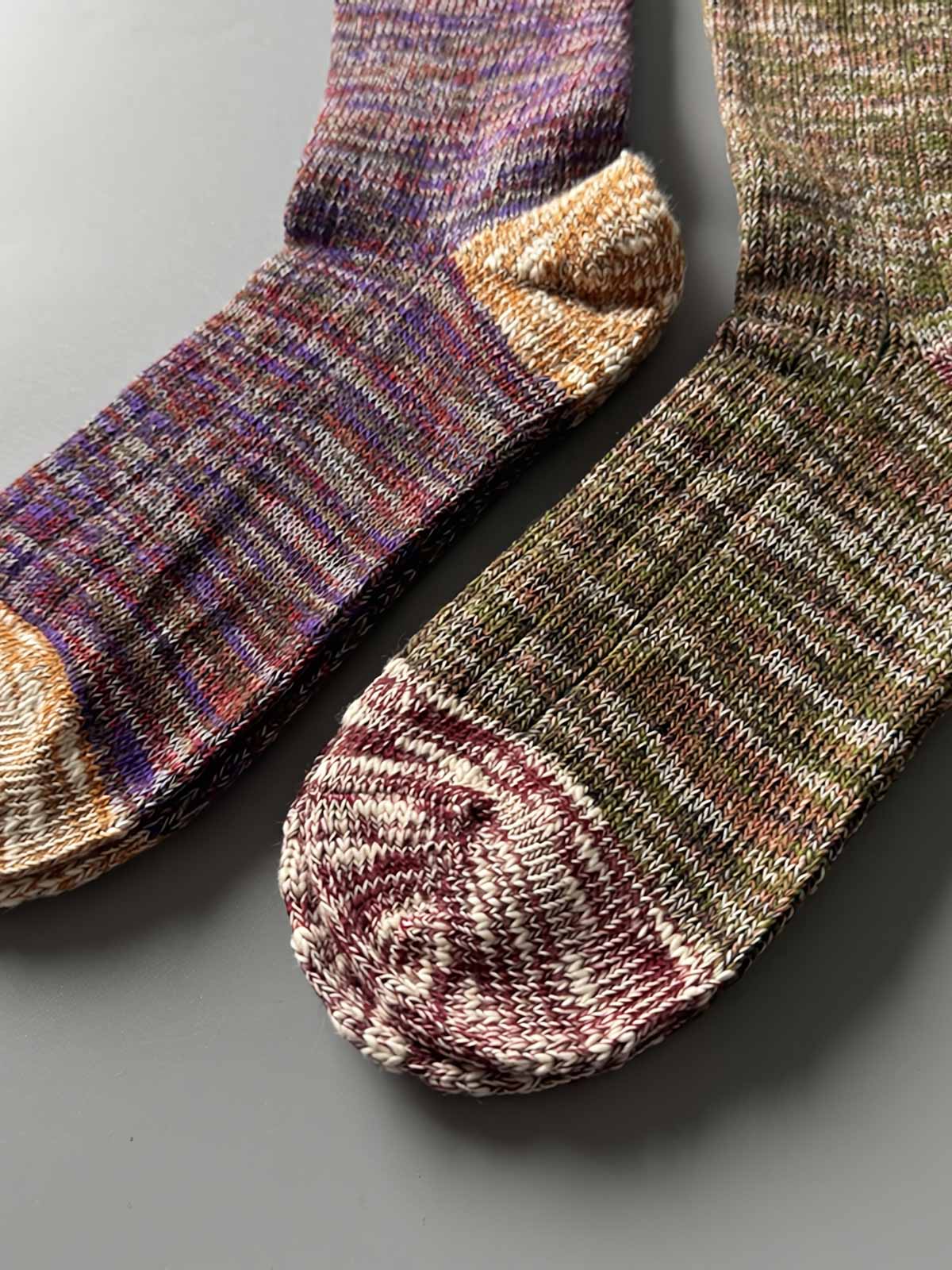 製品画像: カラーミックスヴィンテージロングソックスの5足セット展示、カジュアルで暖かいデザインが特徴。
詳細画像: カラフルなミックス糸で編まれた太糸ソックスのディテール画像、ヴィンテージ感を強調。