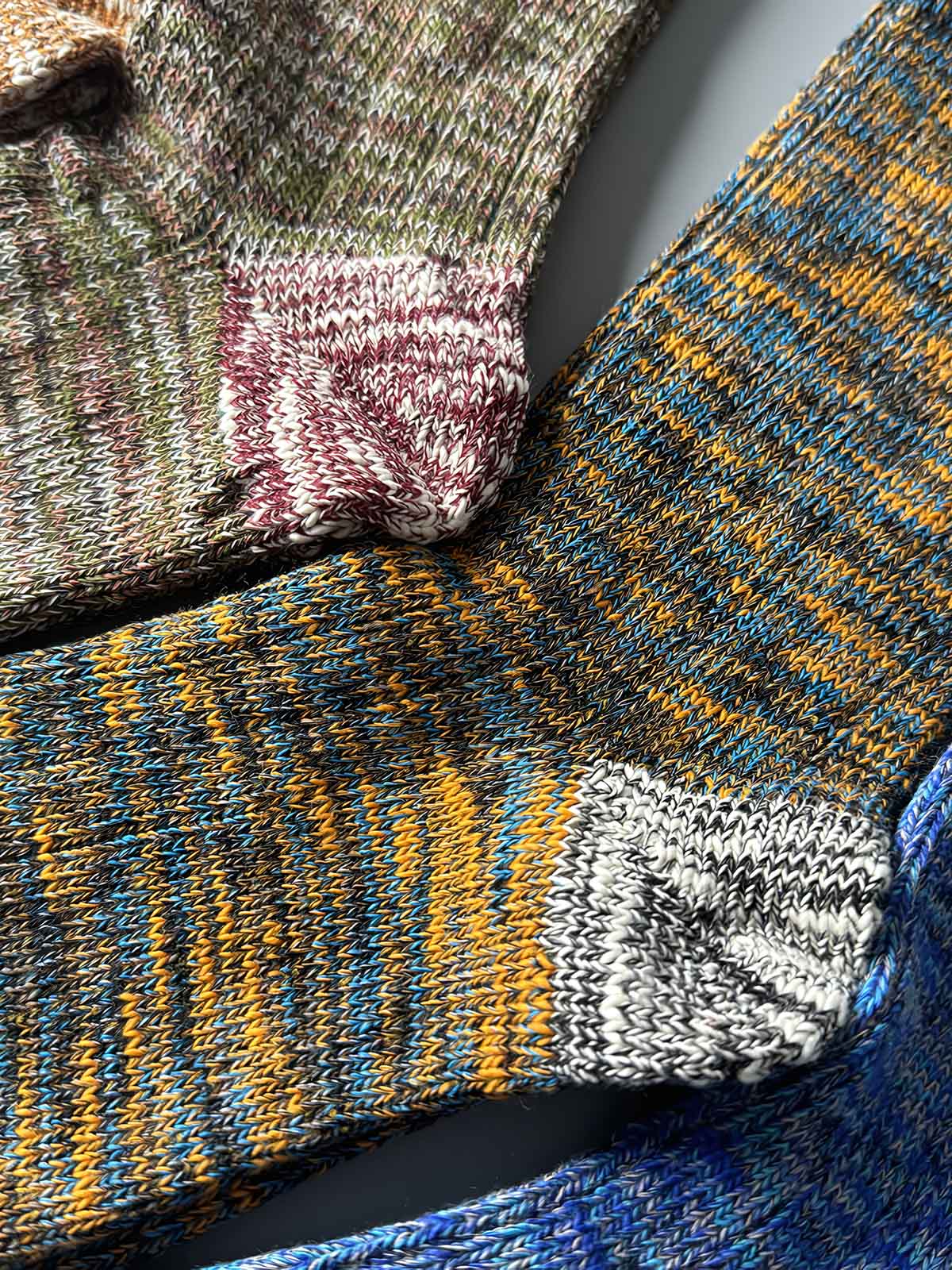 製品画像: カラーミックスヴィンテージロングソックスの5足セット展示、カジュアルで暖かいデザインが特徴。
詳細画像: カラフルなミックス糸で編まれた太糸ソックスのディテール画像、ヴィンテージ感を強調。