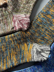 製品画像: カラーミックスヴィンテージロングソックスの5足セット展示、カジュアルで暖かいデザインが特徴。
詳細画像: カラフルなミックス糸で編まれた太糸ソックスのディテール画像、ヴィンテージ感を強調。