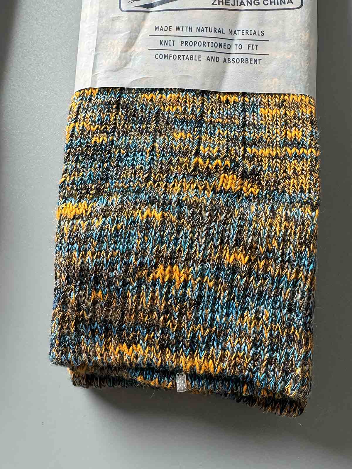 製品画像: カラーミックスヴィンテージロングソックスの5足セット展示、カジュアルで暖かいデザインが特徴。
詳細画像: カラフルなミックス糸で編まれた太糸ソックスのディテール画像、ヴィンテージ感を強調。