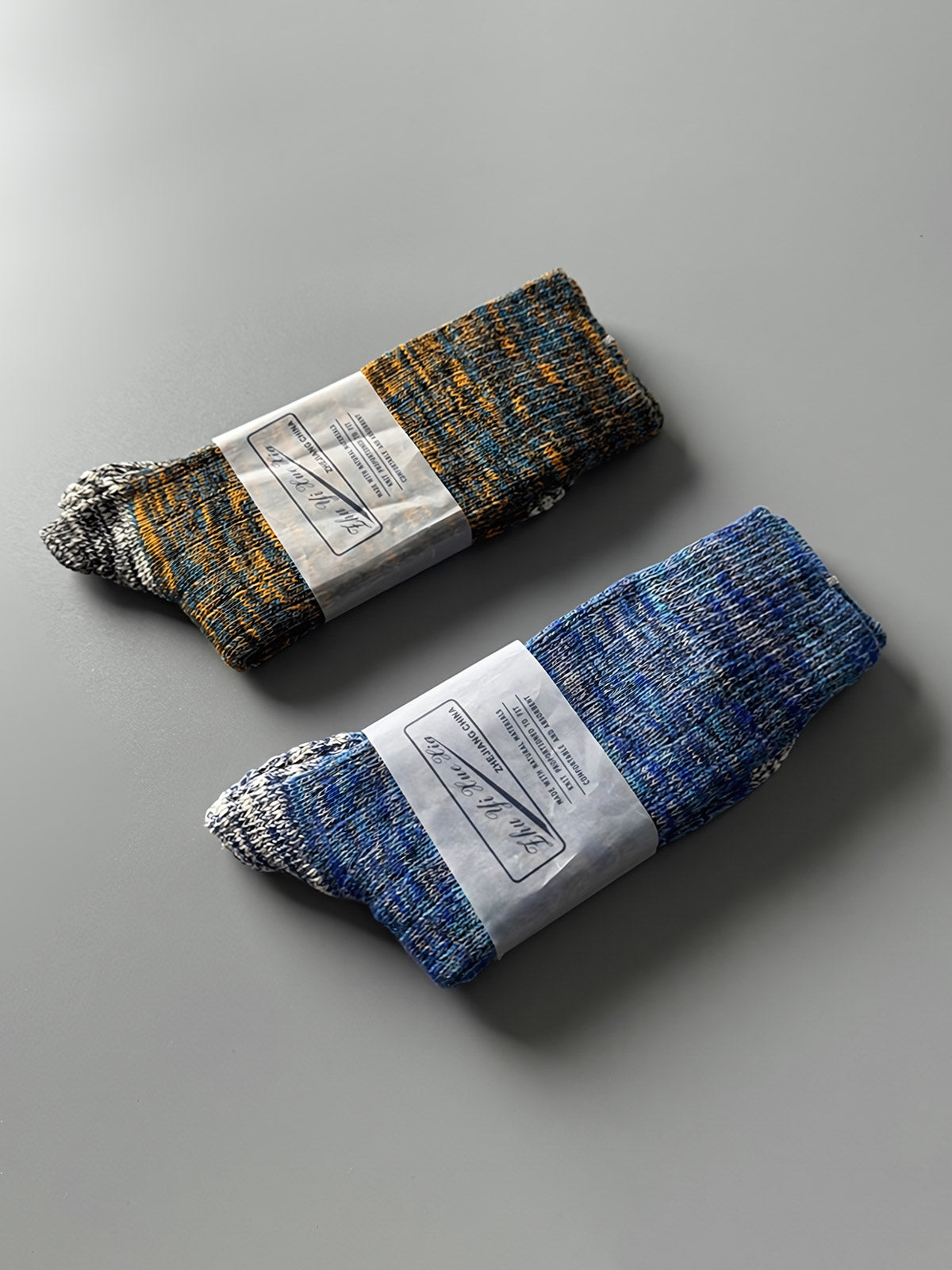 製品画像: カラーミックスヴィンテージロングソックスの5足セット展示、カジュアルで暖かいデザインが特徴。
詳細画像: カラフルなミックス糸で編まれた太糸ソックスのディテール画像、ヴィンテージ感を強調。