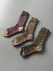 製品画像: カラーミックスヴィンテージロングソックスの5足セット展示、カジュアルで暖かいデザインが特徴。
詳細画像: カラフルなミックス糸で編まれた太糸ソックスのディテール画像、ヴィンテージ感を強調。