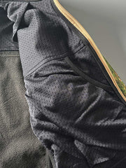 製品画像: 迷彩ソフトシェルジャケットの正面展示画像、防水・防風機能が特徴。
詳細画像: ソフトシェル生地と多機能ポケットのディテール画像、機能性を強調。