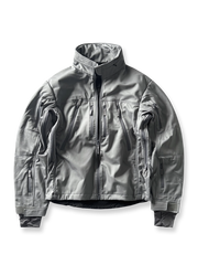 製品画像: 迷彩ソフトシェルジャケットの正面展示画像、防水・防風機能が特徴。
詳細画像: ソフトシェル生地と多機能ポケットのディテール画像、機能性を強調。