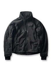 製品画像: 迷彩ソフトシェルジャケットの正面展示画像、防水・防風機能が特徴。
詳細画像: ソフトシェル生地と多機能ポケットのディテール画像、機能性を強調。