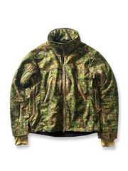 製品画像: 迷彩ソフトシェルジャケットの正面展示画像、防水・防風機能が特徴。
詳細画像: ソフトシェル生地と多機能ポケットのディテール画像、機能性を強調。