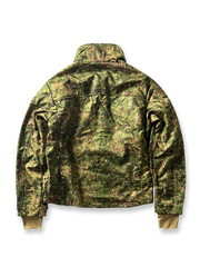 製品画像: 迷彩ソフトシェルジャケットの正面展示画像、防水・防風機能が特徴。
詳細画像: ソフトシェル生地と多機能ポケットのディテール画像、機能性を強調。