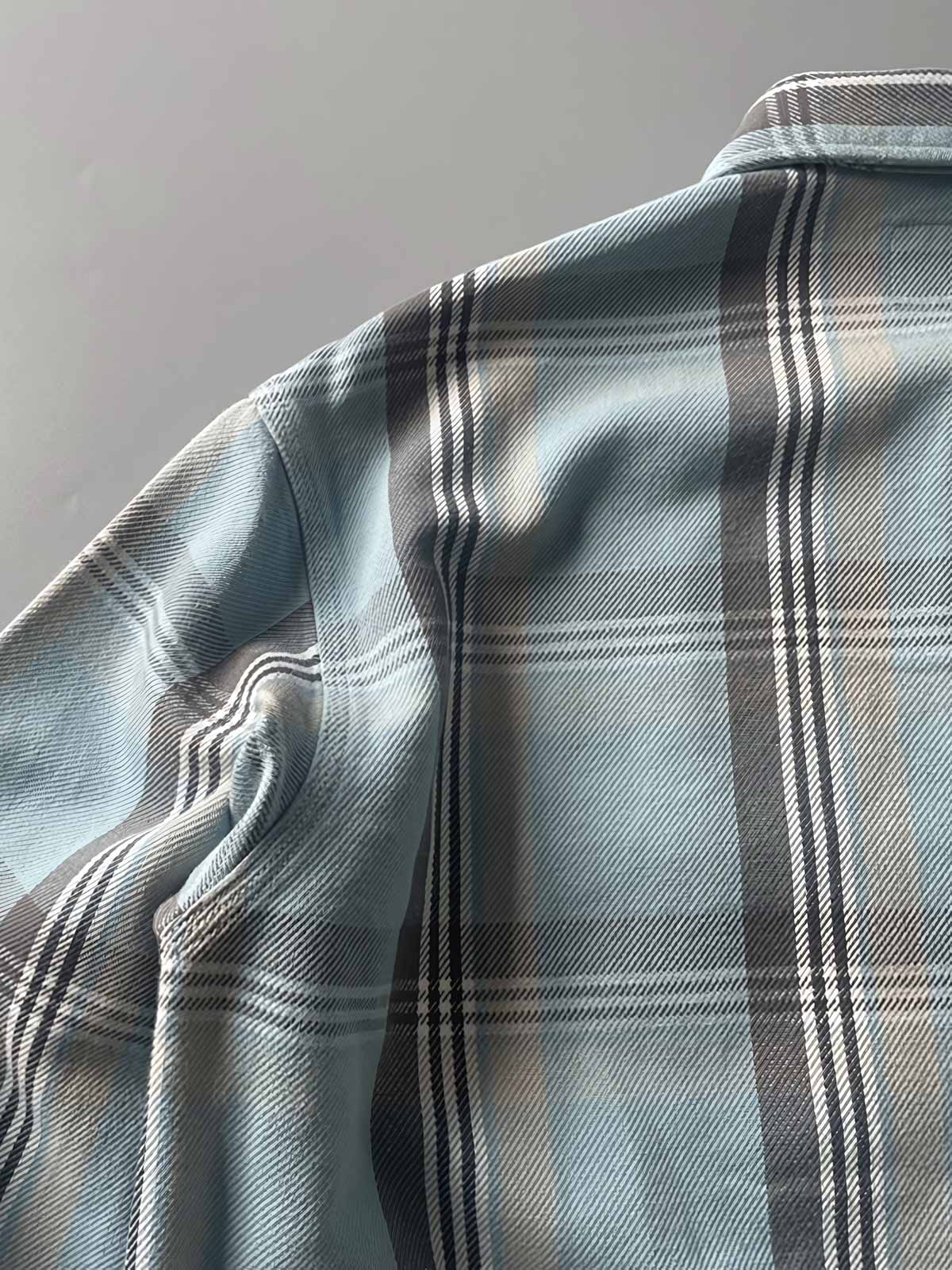 製品画像:
レトロスタイル ドーパミンカラー 厚手 チェック柄シャツ 全体画像、ヴィンテージ風デザイン、秋冬向け
詳細画像:
ドーパミンカラー チェック柄 シャツのディテール、コットン100%素材の質感、厚手の生地