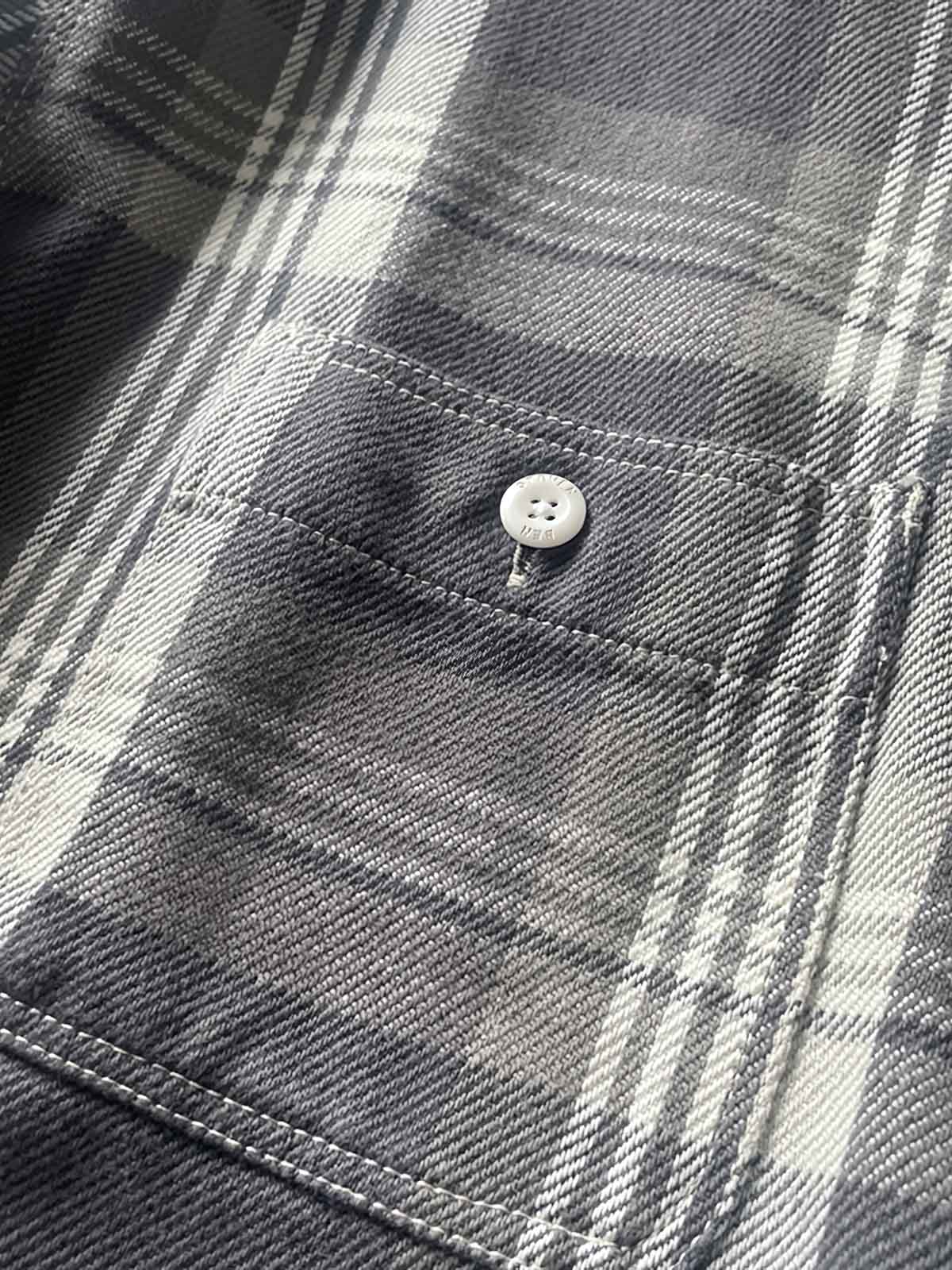 製品画像:
レトロスタイル ドーパミンカラー 厚手 チェック柄シャツ 全体画像、ヴィンテージ風デザイン、秋冬向け
詳細画像:
ドーパミンカラー チェック柄 シャツのディテール、コットン100%素材の質感、厚手の生地