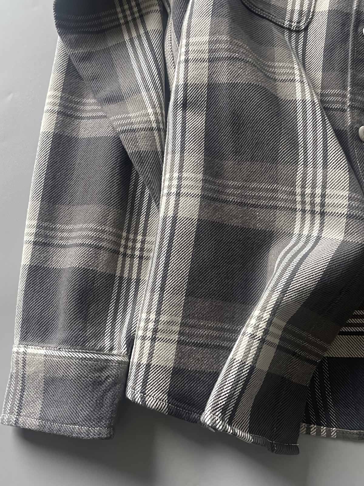 製品画像:
レトロスタイル ドーパミンカラー 厚手 チェック柄シャツ 全体画像、ヴィンテージ風デザイン、秋冬向け
詳細画像:
ドーパミンカラー チェック柄 シャツのディテール、コットン100%素材の質感、厚手の生地