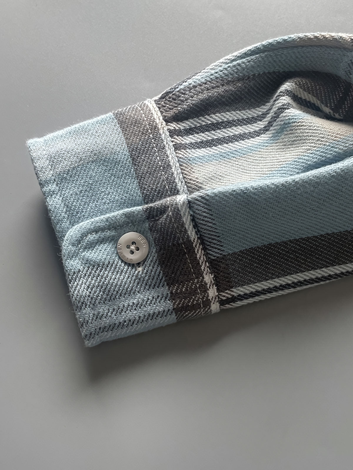 製品画像:
レトロスタイル ドーパミンカラー 厚手 チェック柄シャツ 全体画像、ヴィンテージ風デザイン、秋冬向け
詳細画像:
ドーパミンカラー チェック柄 シャツのディテール、コットン100%素材の質感、厚手の生地