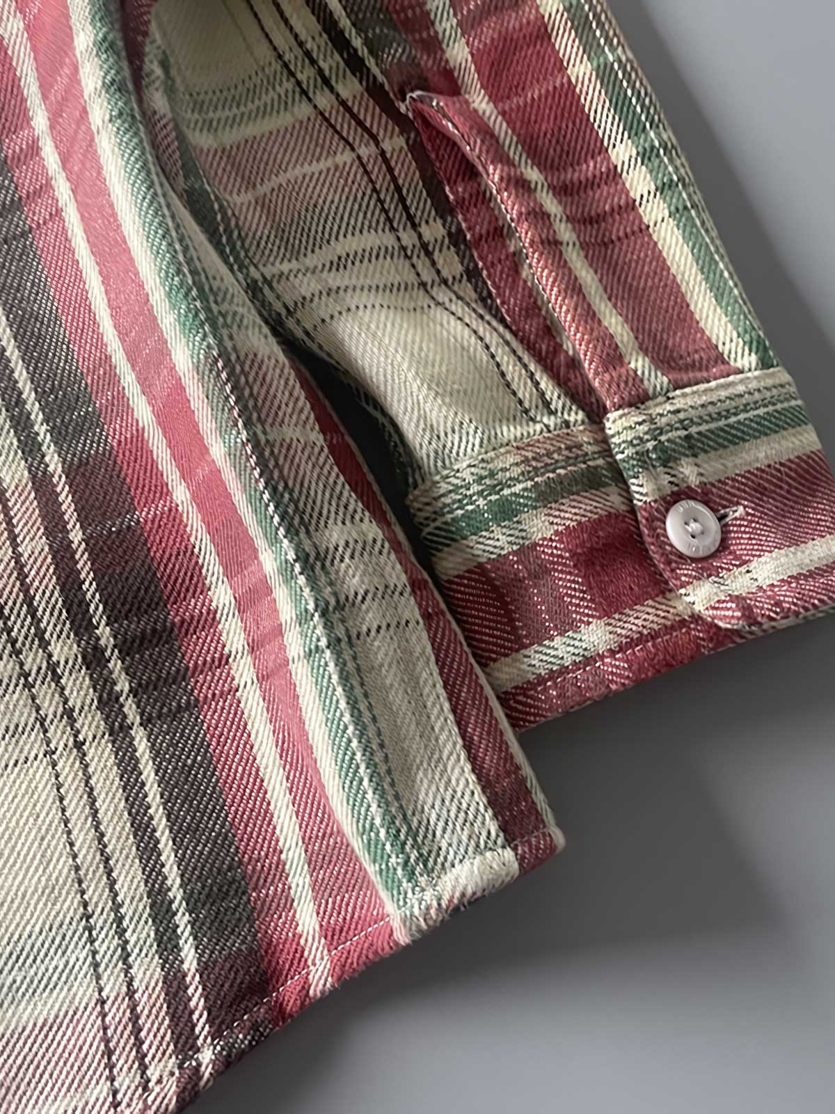 製品画像:
レトロスタイル ドーパミンカラー 厚手 チェック柄シャツ 全体画像、ヴィンテージ風デザイン、秋冬向け
詳細画像:
ドーパミンカラー チェック柄 シャツのディテール、コットン100%素材の質感、厚手の生地