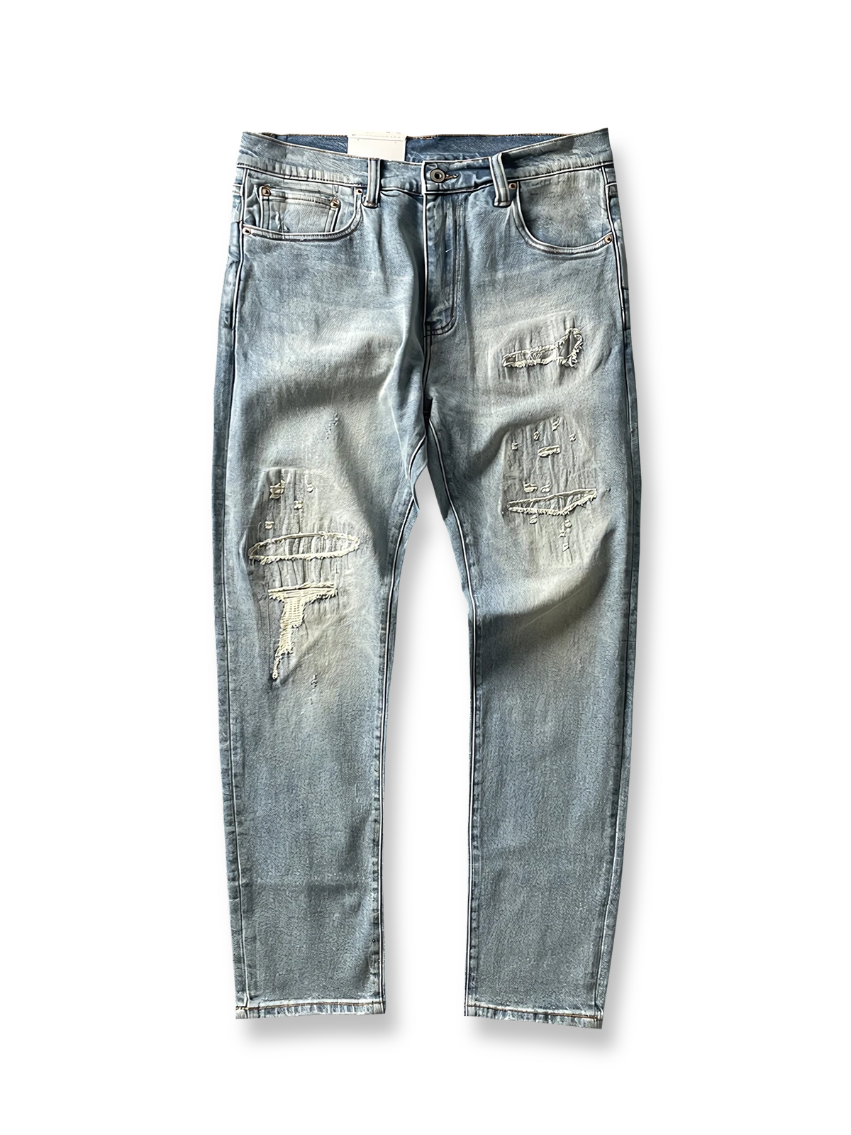 製品画像: ヴィンテージ風破れ加工・パッチ付きデニムパンツ全体画像、ライトブルーのウォッシュ加工とストリート感あふれるデザイン
詳細画像: 破れ加工、パッチディテールのクローズアップ、ヴィンテージ風デニムパンツのディテール、セルビッジデザインが特徴