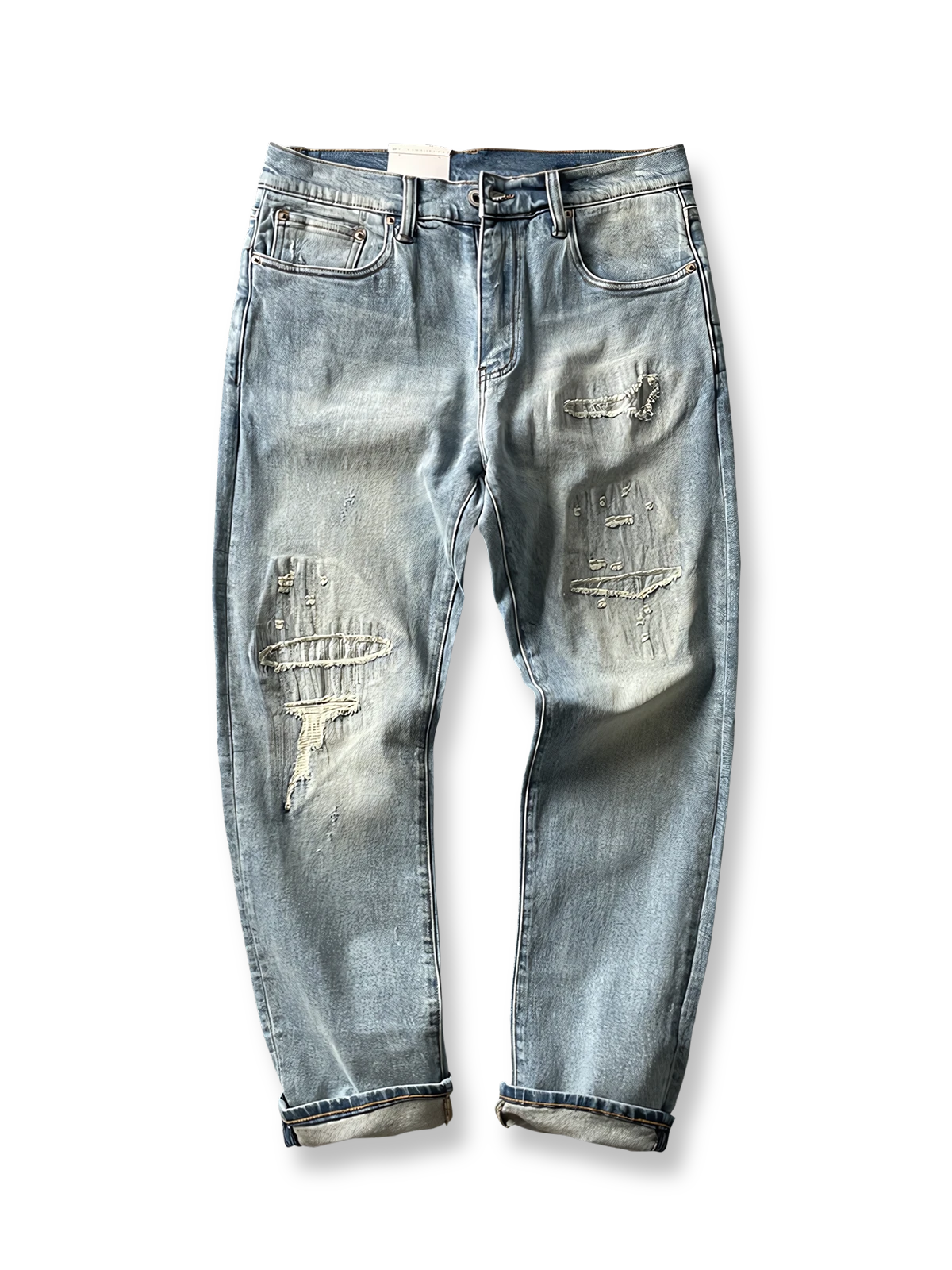 製品画像: ヴィンテージ風破れ加工・パッチ付きデニムパンツ全体画像、ライトブルーのウォッシュ加工とストリート感あふれるデザイン
詳細画像: 破れ加工、パッチディテールのクローズアップ、ヴィンテージ風デニムパンツのディテール、セルビッジデザインが特徴