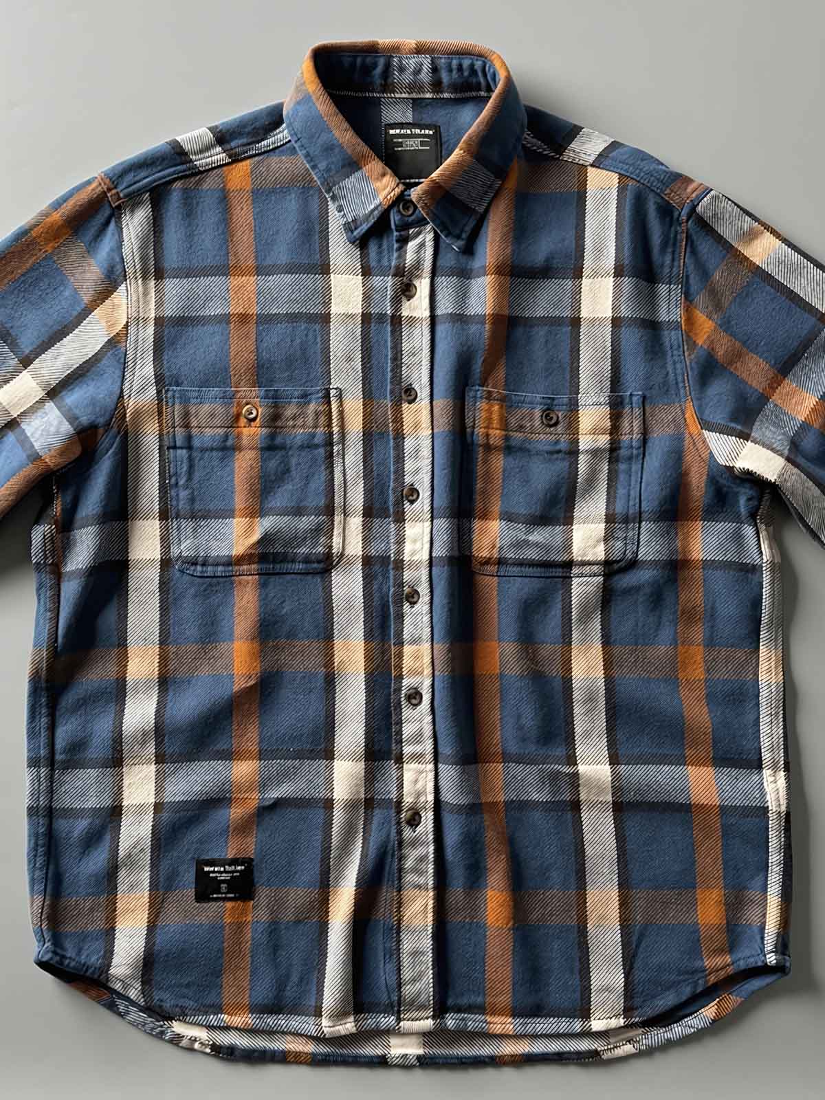 ヴィンテージ風重厚なチェック柄長袖シャツ全体画像、厚手コットン素材とクラシックなデザイン
詳細画像:
チェック柄デザインと胸の二つポケットディテール、ヴィンテージ感あるデザイン