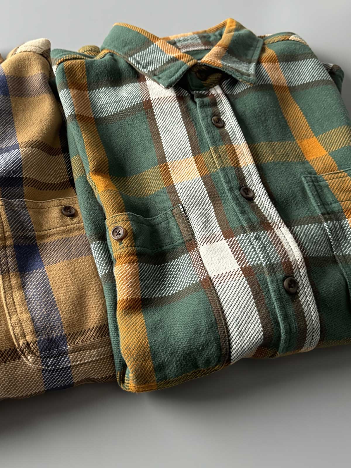 ヴィンテージ風重厚なチェック柄長袖シャツ全体画像、厚手コットン素材とクラシックなデザイン
詳細画像:
チェック柄デザインと胸の二つポケットディテール、ヴィンテージ感あるデザイン