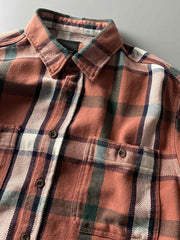 ヴィンテージ風重厚なチェック柄長袖シャツ全体画像、厚手コットン素材とクラシックなデザイン
詳細画像:
チェック柄デザインと胸の二つポケットディテール、ヴィンテージ感あるデザイン