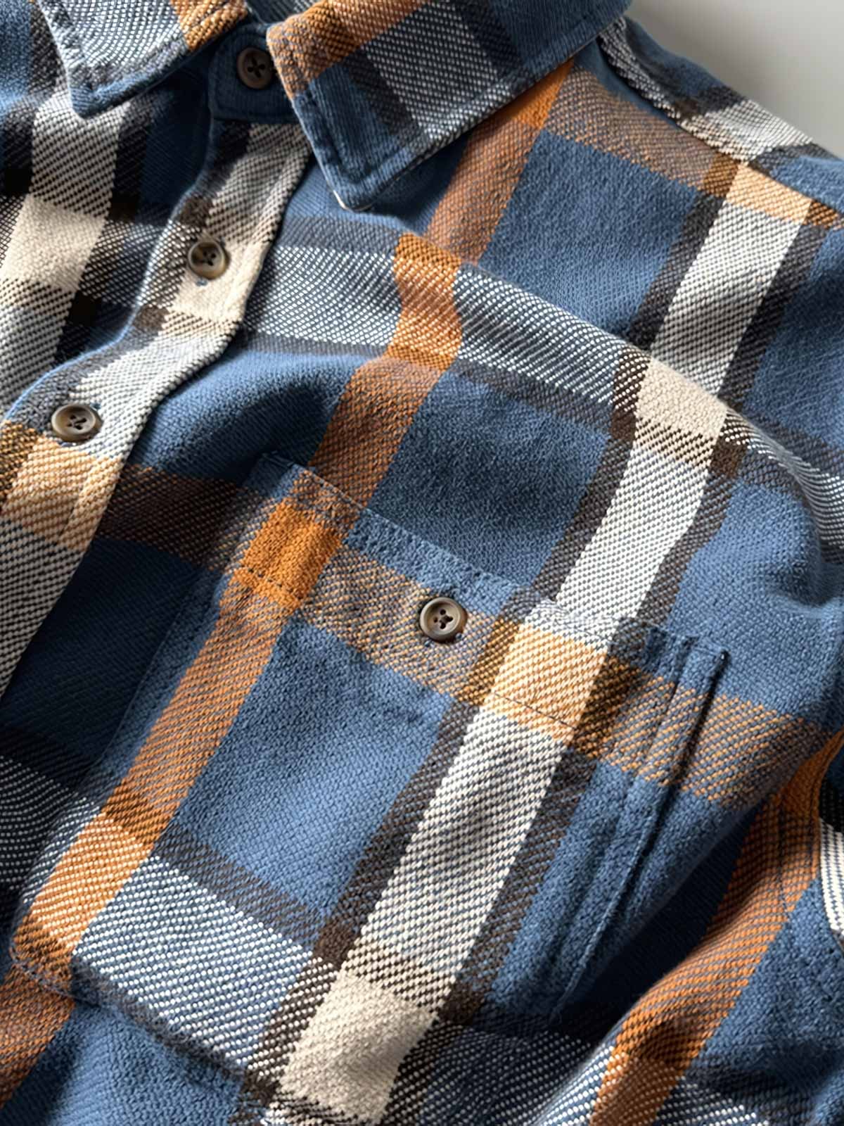 ヴィンテージ風重厚なチェック柄長袖シャツ全体画像、厚手コットン素材とクラシックなデザイン
詳細画像:
チェック柄デザインと胸の二つポケットディテール、ヴィンテージ感あるデザイン