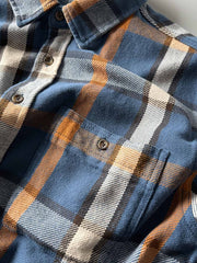 ヴィンテージ風重厚なチェック柄長袖シャツ全体画像、厚手コットン素材とクラシックなデザイン
詳細画像:
チェック柄デザインと胸の二つポケットディテール、ヴィンテージ感あるデザイン