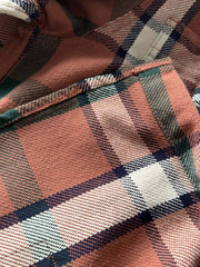 ヴィンテージ風重厚なチェック柄長袖シャツ全体画像、厚手コットン素材とクラシックなデザイン
詳細画像:
チェック柄デザインと胸の二つポケットディテール、ヴィンテージ感あるデザイン