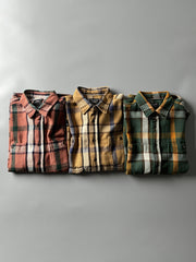 ヴィンテージ風重厚なチェック柄長袖シャツ全体画像、厚手コットン素材とクラシックなデザイン
詳細画像:
チェック柄デザインと胸の二つポケットディテール、ヴィンテージ感あるデザイン