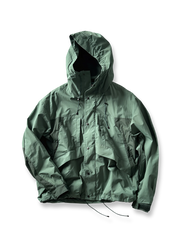 製品画像:
ヴィンテージ風パネルデザインのアウトドアゴアテックスジャケット全体画像。防風・防水性能を備え、アウトドアに最適なデザイン。
詳細画像:
ジャケットのパネルデザインとフードディテール、機能性を高めるディテールのアップ画像。