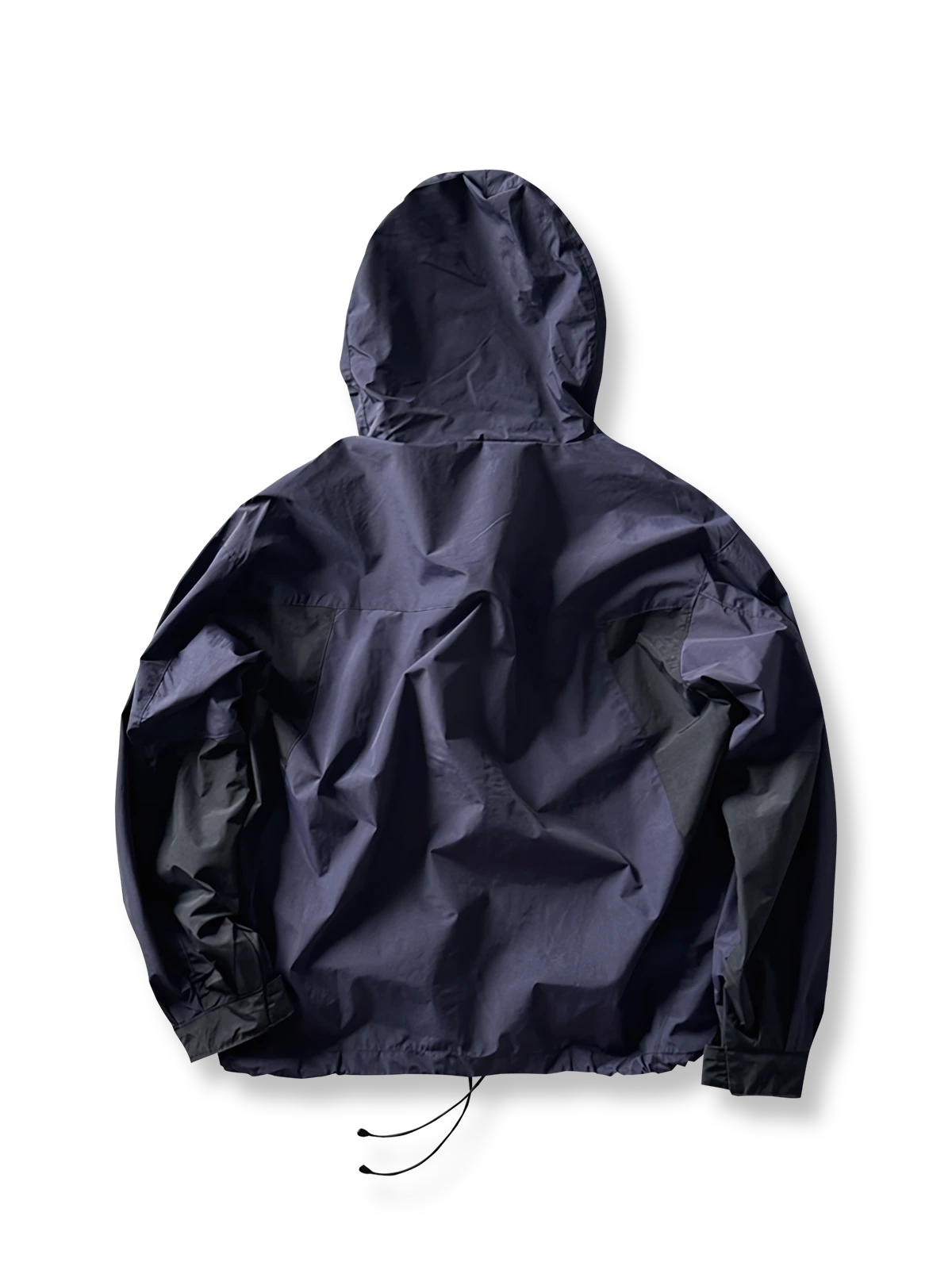 製品画像:
ヴィンテージ風パネルデザインのアウトドアゴアテックスジャケット全体画像。防風・防水性能を備え、アウトドアに最適なデザイン。
詳細画像:
ジャケットのパネルデザインとフードディテール、機能性を高めるディテールのアップ画像。