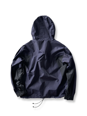 製品画像:
ヴィンテージ風パネルデザインのアウトドアゴアテックスジャケット全体画像。防風・防水性能を備え、アウトドアに最適なデザイン。
詳細画像:
ジャケットのパネルデザインとフードディテール、機能性を高めるディテールのアップ画像。
