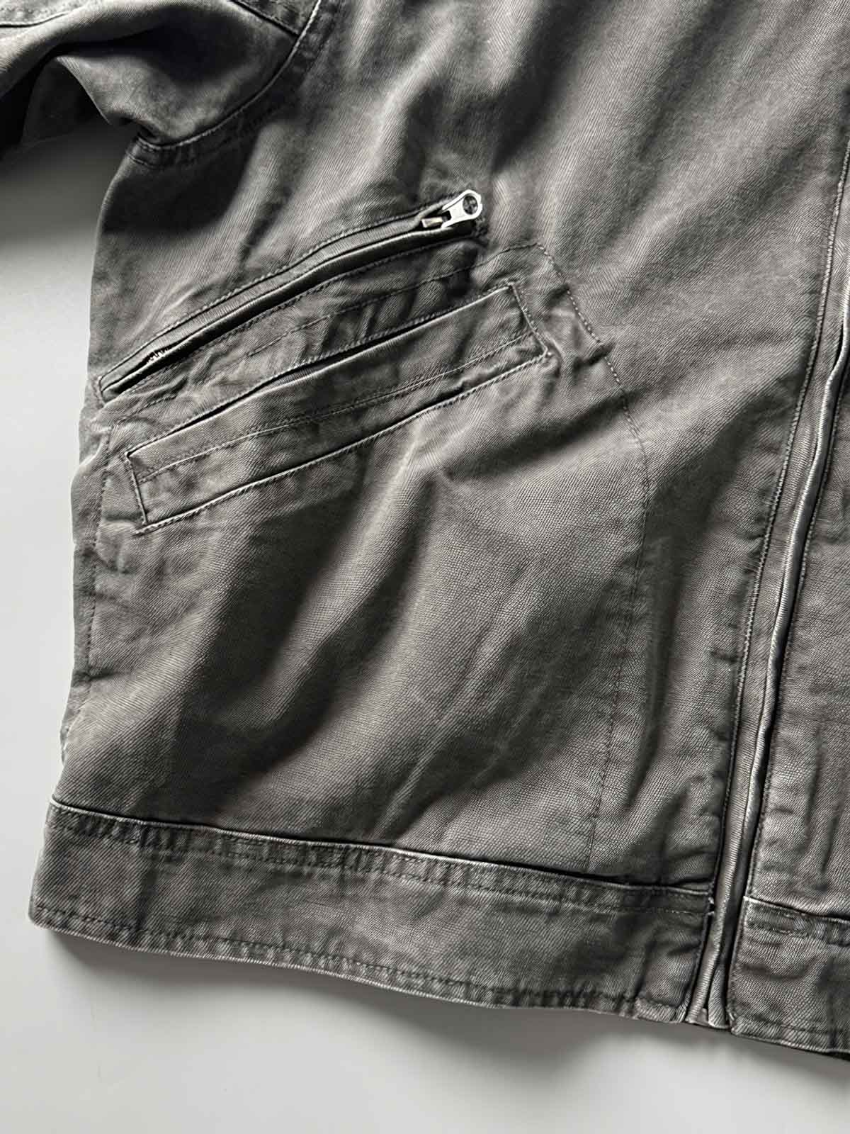 製品画像: アメリカンヴィンテージ加工のショートジャケット正面画像、ルーズシルエットとヴィンテージ感が特徴。
詳細画像: コーデュロイ襟とウォッシュ加工のディテール画像、レトロな雰囲気を強調。