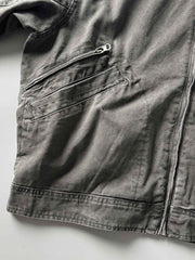 製品画像: アメリカンヴィンテージ加工のショートジャケット正面画像、ルーズシルエットとヴィンテージ感が特徴。
詳細画像: コーデュロイ襟とウォッシュ加工のディテール画像、レトロな雰囲気を強調。