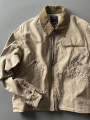 製品画像: アメリカンヴィンテージ加工のショートジャケット正面画像、ルーズシルエットとヴィンテージ感が特徴。
詳細画像: コーデュロイ襟とウォッシュ加工のディテール画像、レトロな雰囲気を強調。