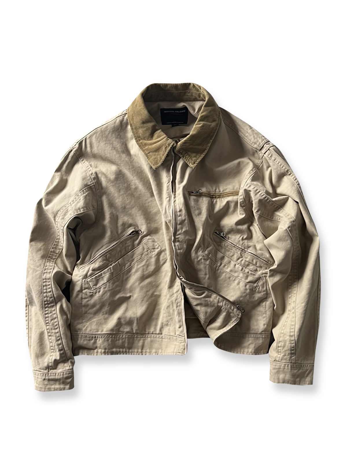 製品画像: アメリカンヴィンテージ加工のショートジャケット正面画像、ルーズシルエットとヴィンテージ感が特徴。
詳細画像: コーデュロイ襟とウォッシュ加工のディテール画像、レトロな雰囲気を強調。