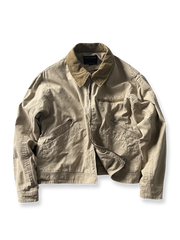 製品画像: アメリカンヴィンテージ加工のショートジャケット正面画像、ルーズシルエットとヴィンテージ感が特徴。
詳細画像: コーデュロイ襟とウォッシュ加工のディテール画像、レトロな雰囲気を強調。